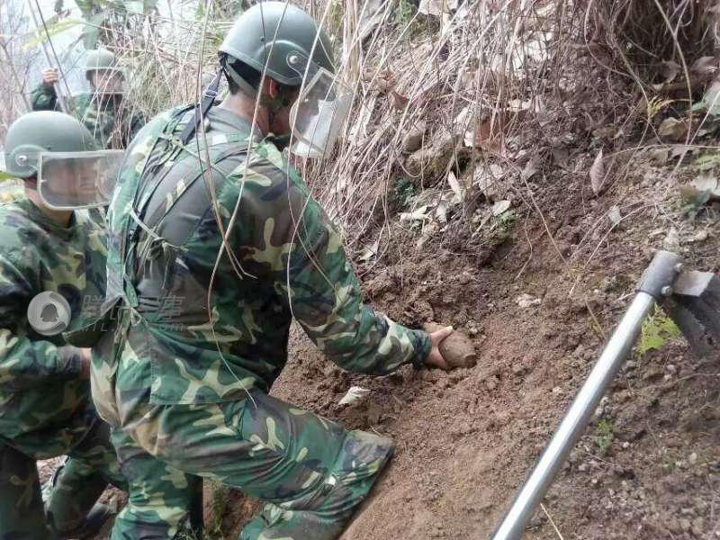 直击中越边境扫雷行动：陡坡石缝中探雷(高清图)