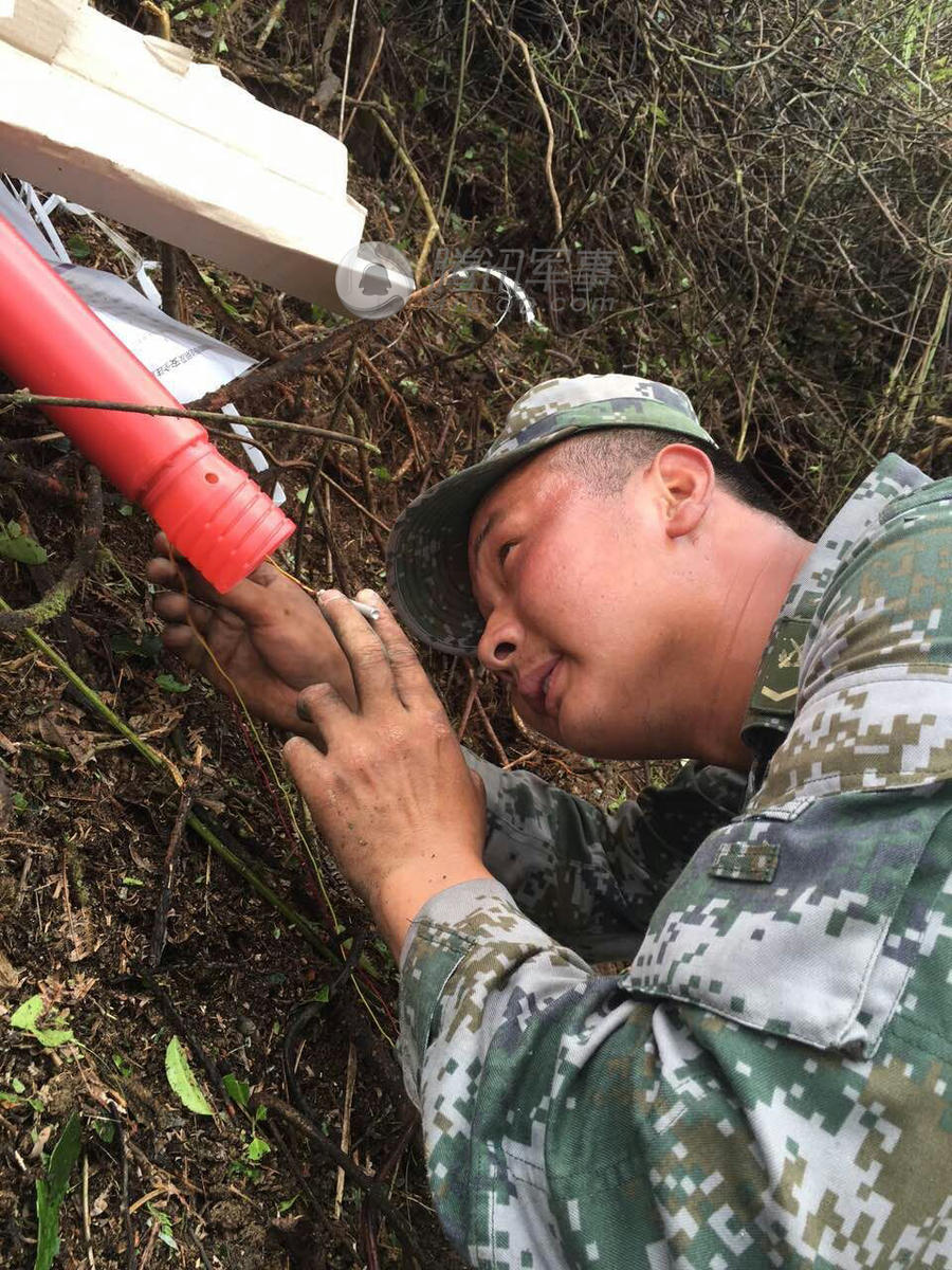 直击中越边境扫雷行动：陡坡石缝中探雷(高清图)