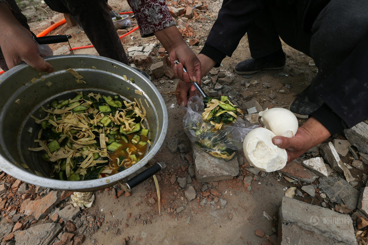 北京工地民工午饭 塑料袋盛饭树枝当筷