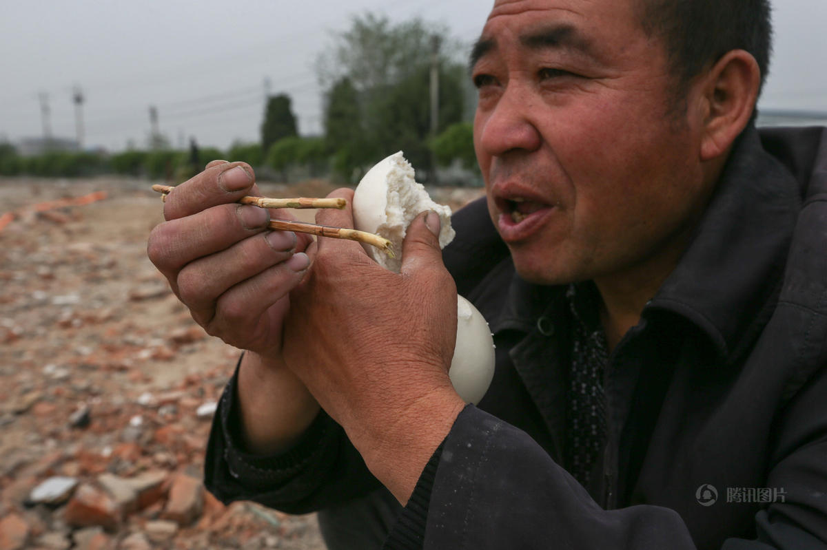 北京工地民工午饭 塑料袋盛饭树枝当筷