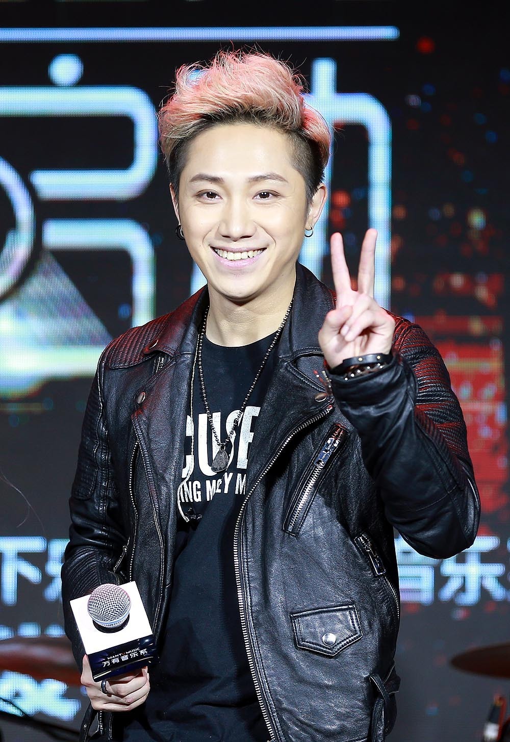 万有音乐系创艺人经纪板块 携打扰一下乐团巡演