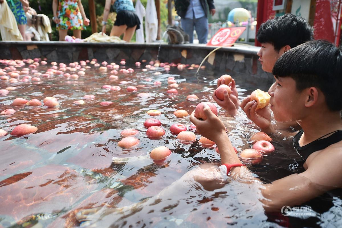 河南奇葩温泉水果浴 苹果黄瓜连泡带吃加面膜