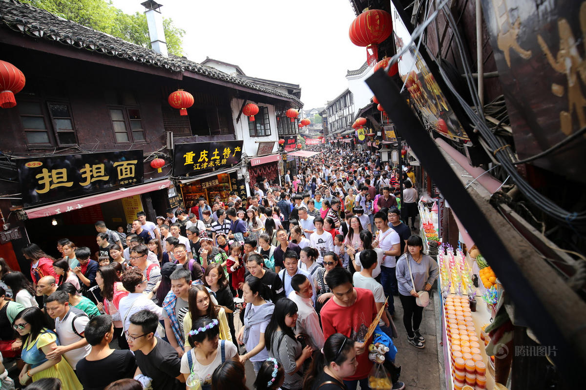 五一小长假 处处现人海 - 新鲜的事 - 紫呜网 - www.ziwuwu.com