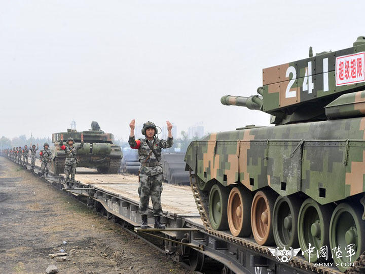 组图:第38集团军某装甲团铁路装卸载现地合练