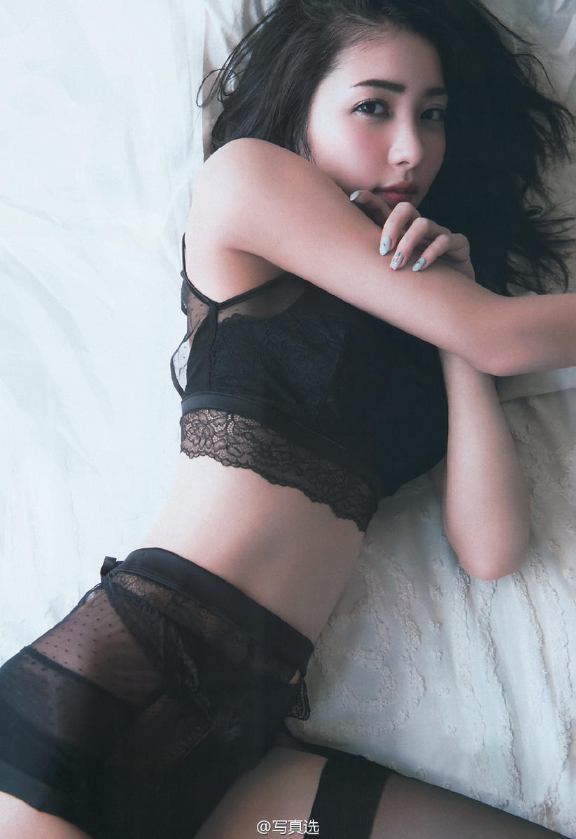 高清：日本女星石川恋黑丝写真曝光 脸美身材正