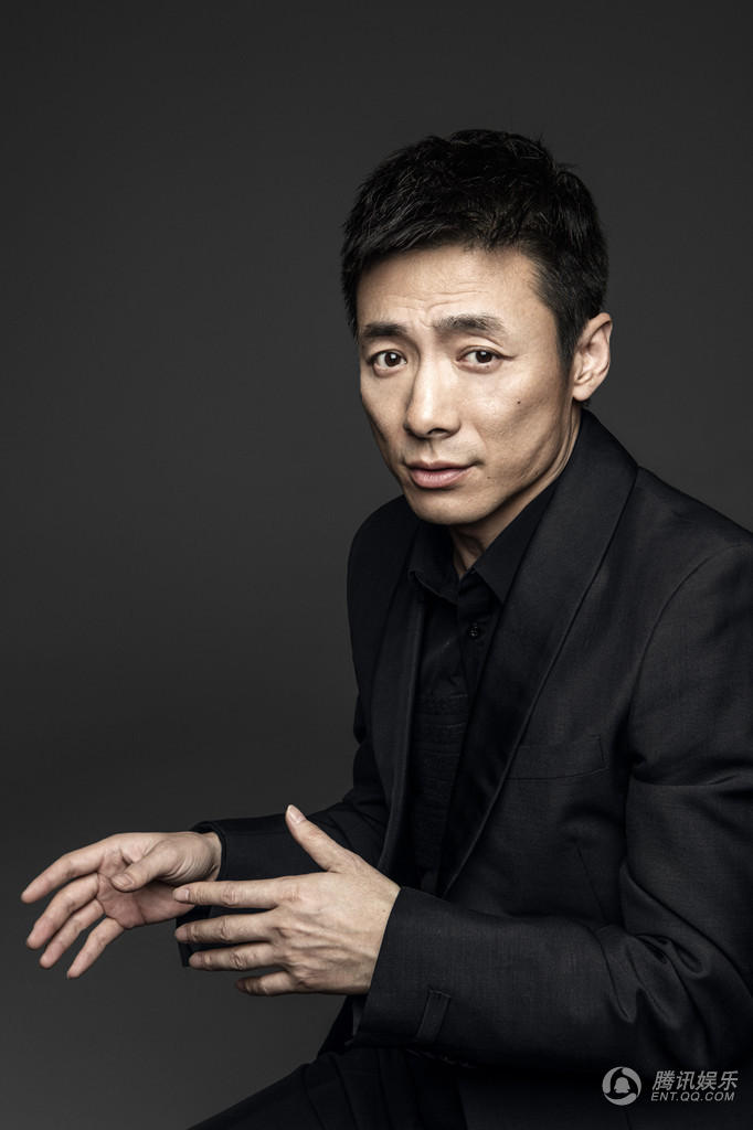 组图: 祖峰时尚大片曝光  深沉内敛散发男人魅力