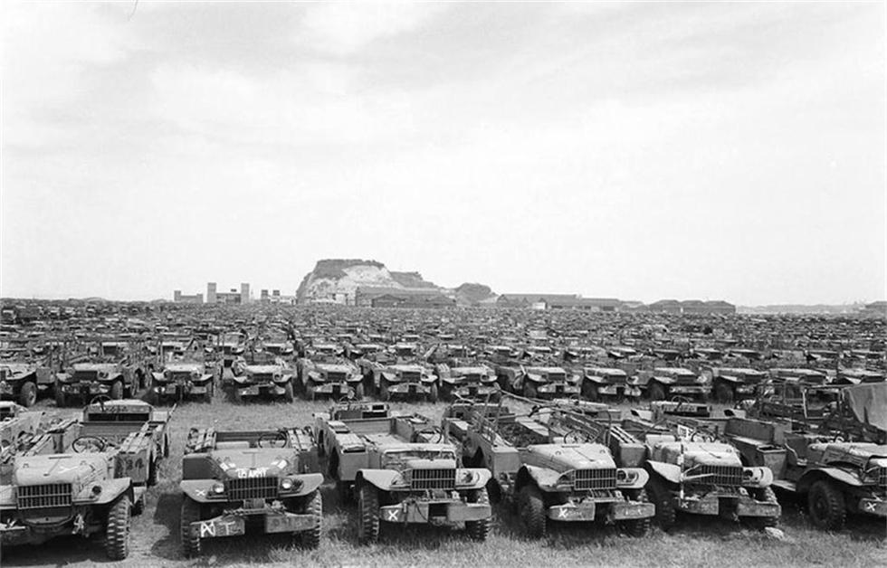 壮观:二战结束时停放在日本的大量美国军车