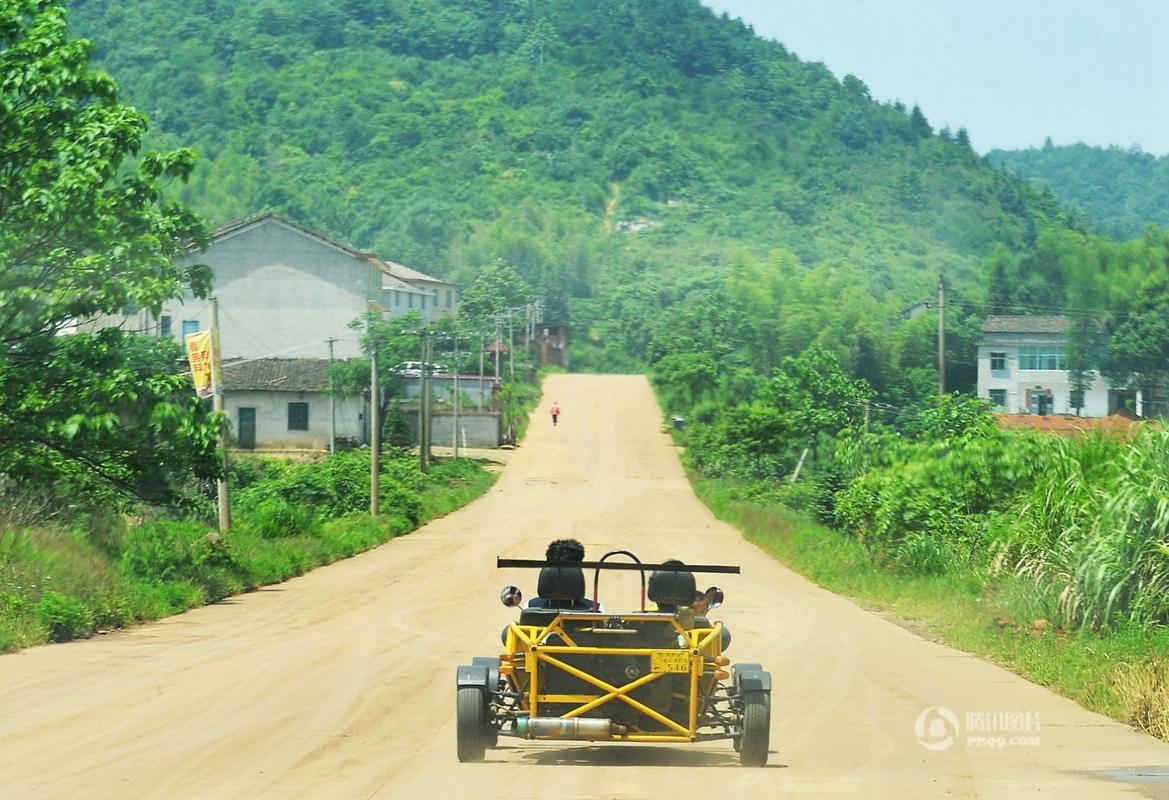 农民花21天造出&quot;原子跑车&quot; 最高时速145公里 (图)