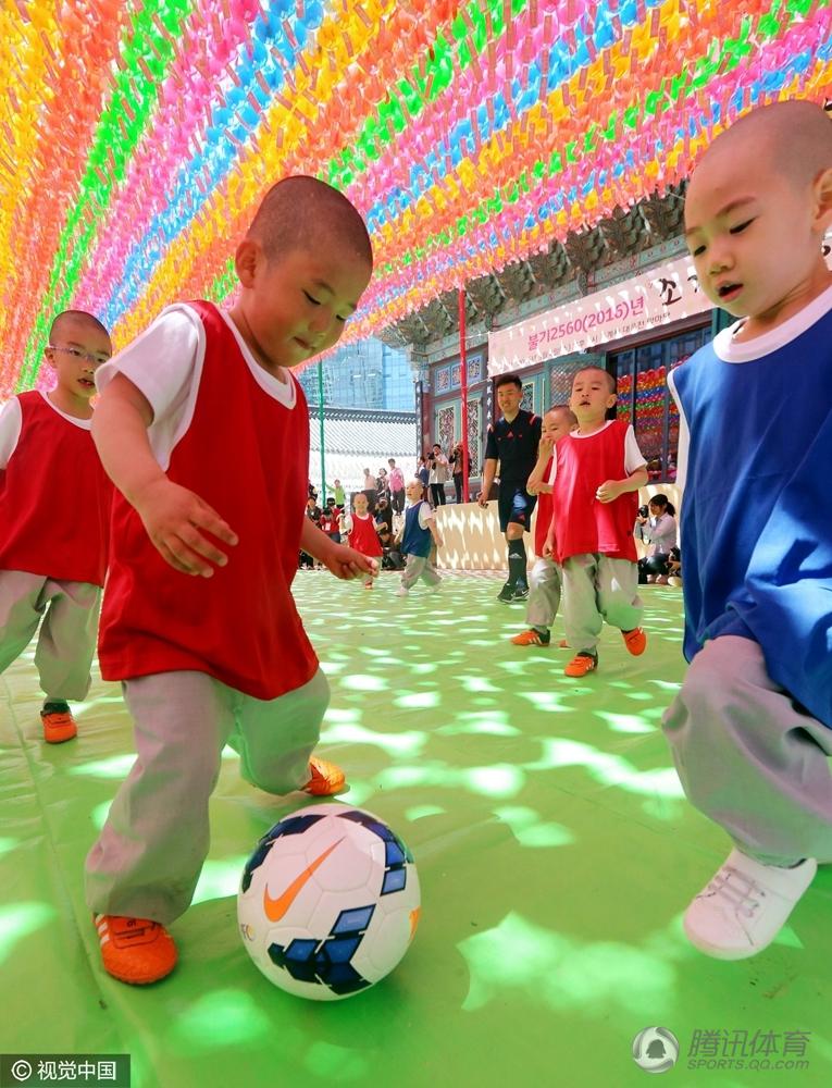 高清:韩国寺庙办足球赛 小和尚实力卖萌 - 中