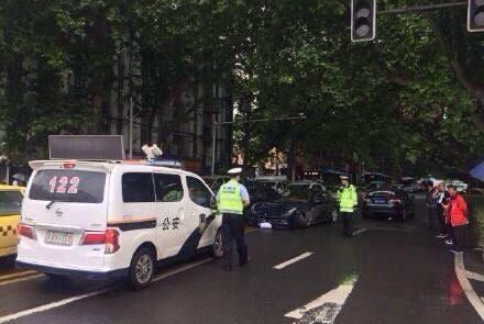 650万法拉利撞上雪铁龙 法拉利车轮掉了(组图)