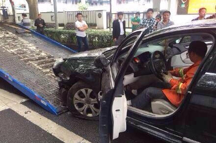 650万法拉利撞上雪铁龙 法拉利车轮掉了(组图)