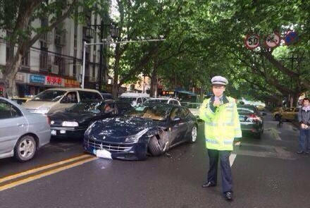 650万法拉利撞上雪铁龙 法拉利车轮掉了(组图)