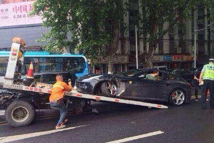 650万法拉利撞上雪铁龙 法拉利车轮掉了(组图)