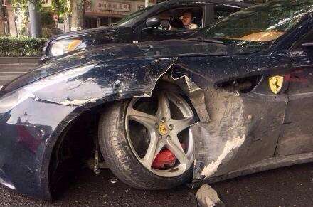 650万法拉利撞上雪铁龙 法拉利车轮掉了(组图)