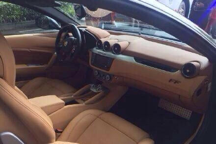 650万法拉利撞上雪铁龙 法拉利车轮掉了(组图)