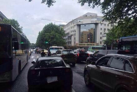 650万法拉利撞上雪铁龙 法拉利车轮掉了(组图)