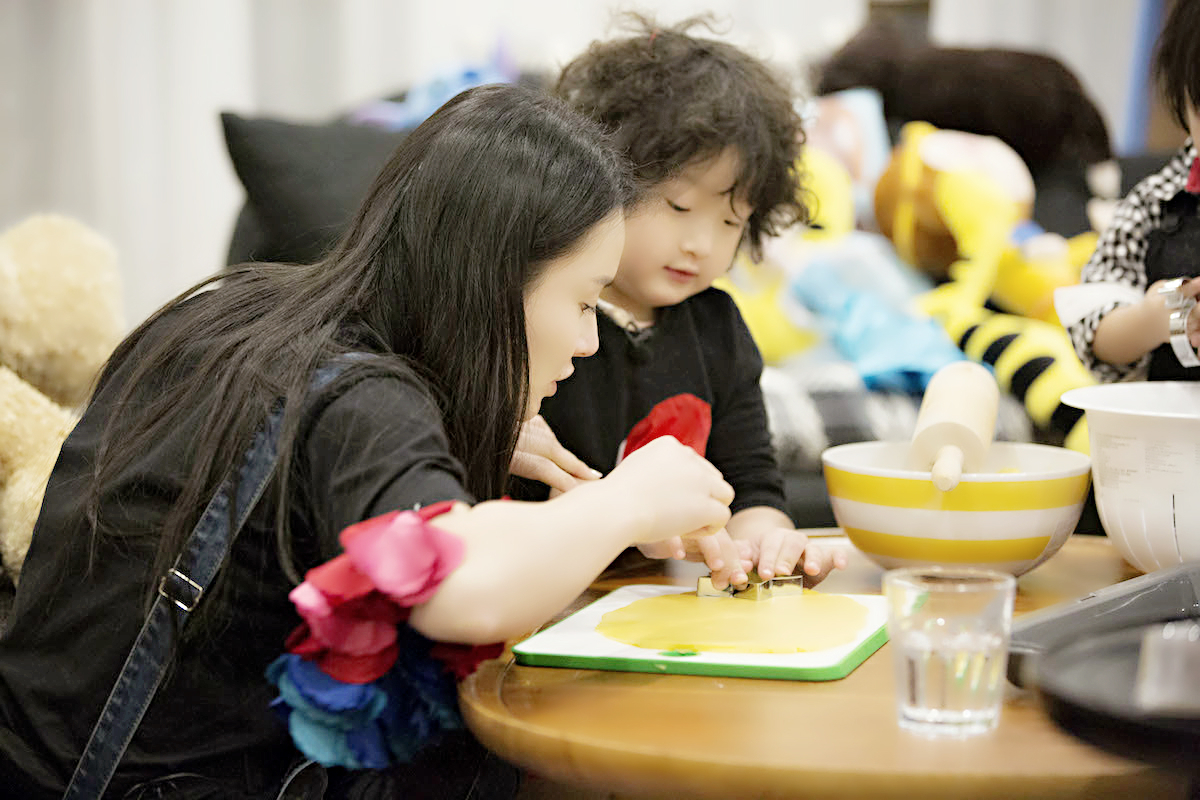 轩轩皓皓跟着妈妈做饼干 姿势有模有样萌翻网友