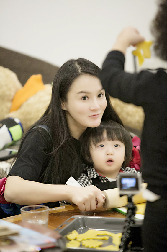 轩轩皓皓跟着妈妈做饼干 姿势有模有样萌翻网友