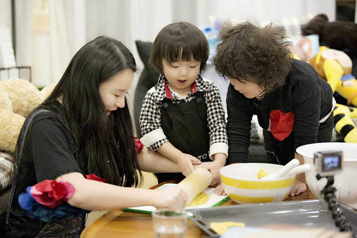 轩轩皓皓跟着妈妈做饼干 姿势有模有样萌翻网