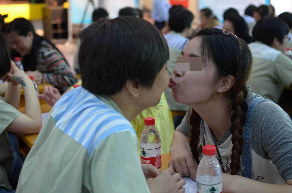 江西女子监狱母亲节：女儿给服刑母亲送香吻
