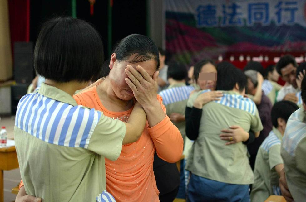 江西女子监狱母亲节：女儿给服刑母亲送香吻
