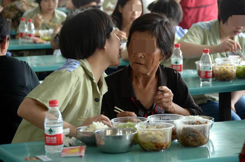江西女子监狱母亲节：女儿给服刑母亲送香吻