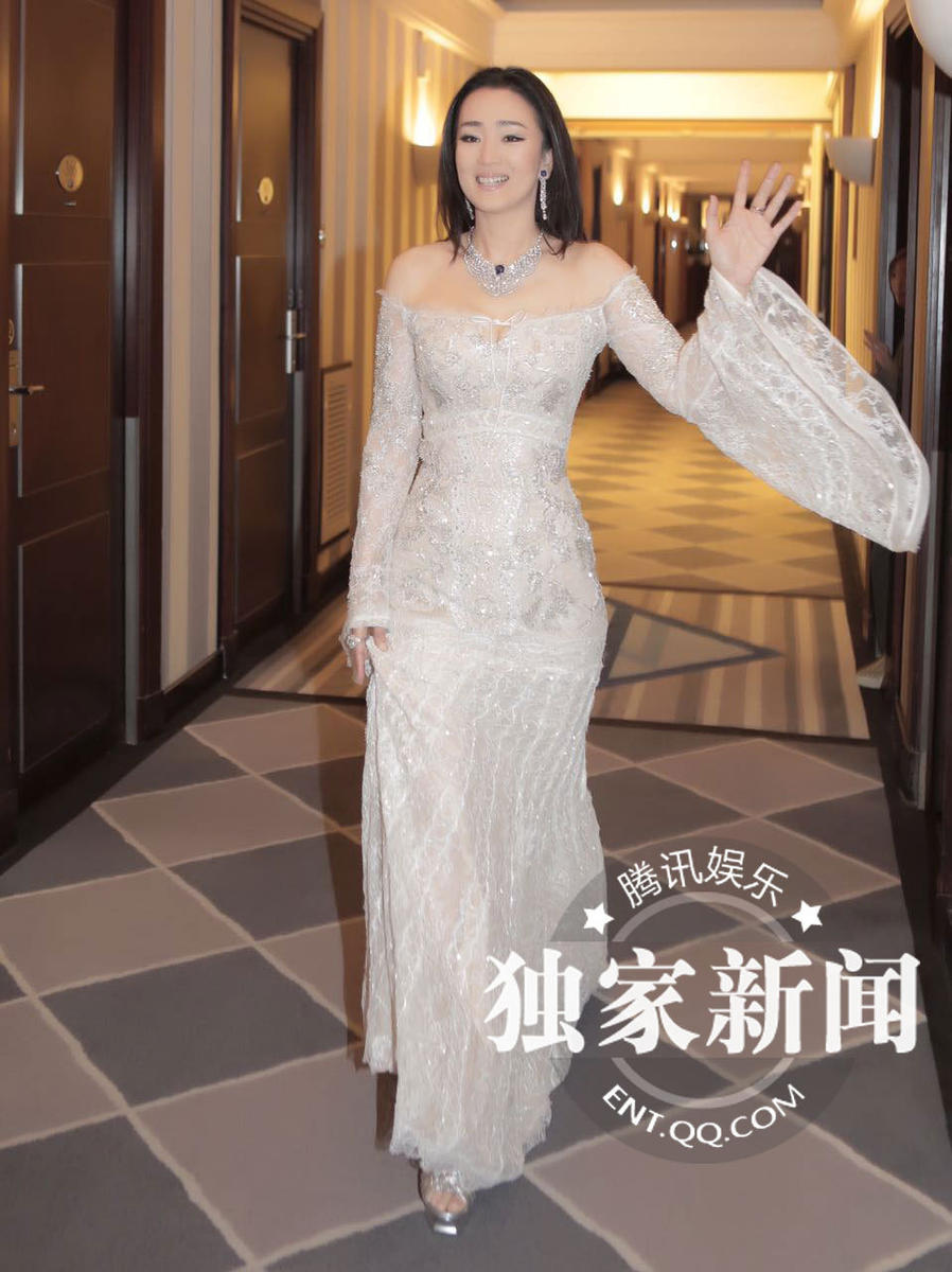 独家组图:巩俐白色蕾丝水袖连体裤显霸气