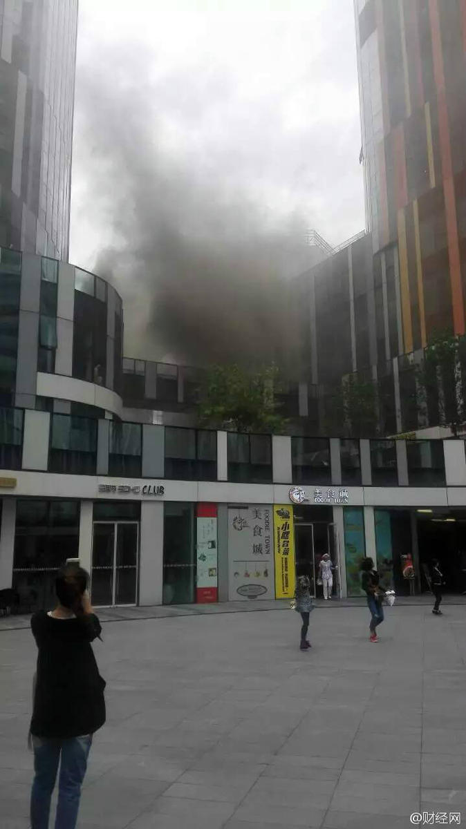 网曝北京三里屯soho突发火灾 现场浓烟滚滚(组图)