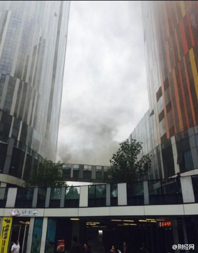 网曝北京三里屯soho突发火灾 现场浓烟滚滚(组图)