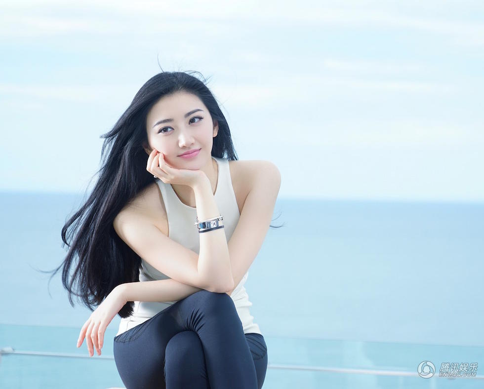 高清:景甜初夏海边写真 青春靓丽展迷人微笑