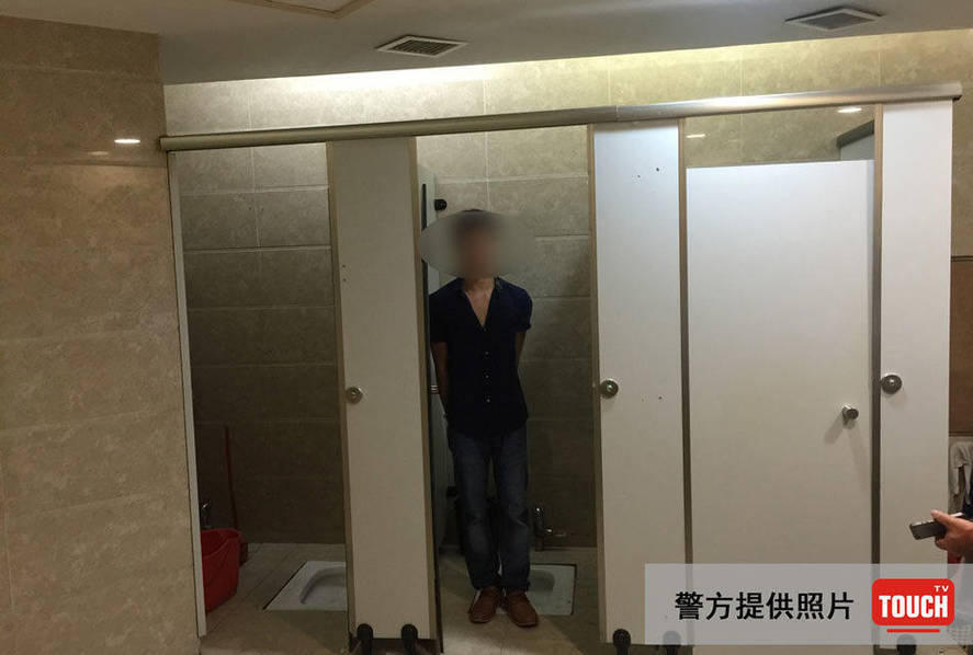 男子进电影院女厕偷拍女生裙底