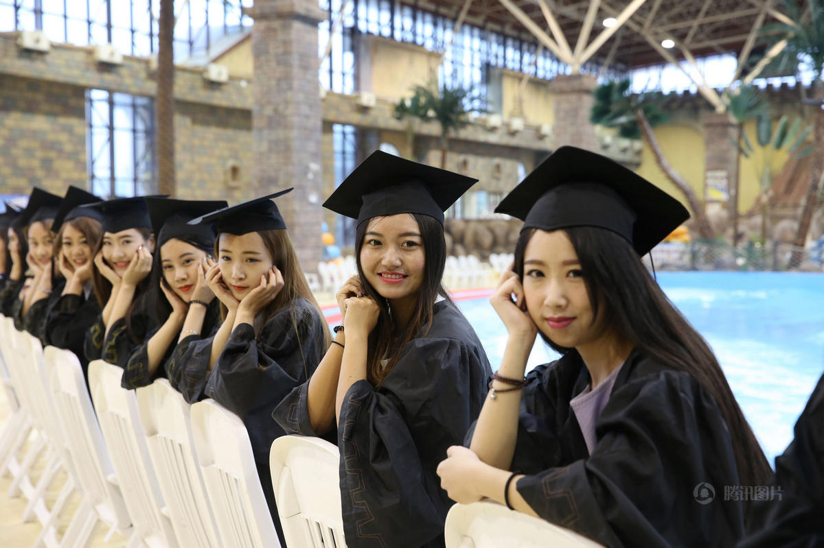 烟台女大学生晒比基尼毕业照致青春