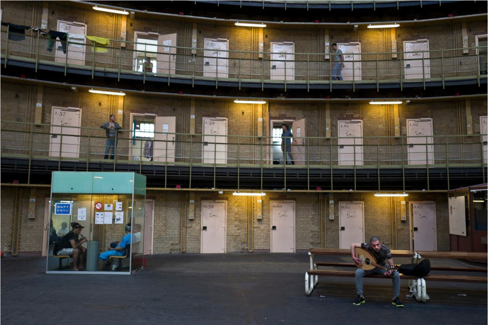 全国缺罪犯 荷兰监狱开放变难民住所