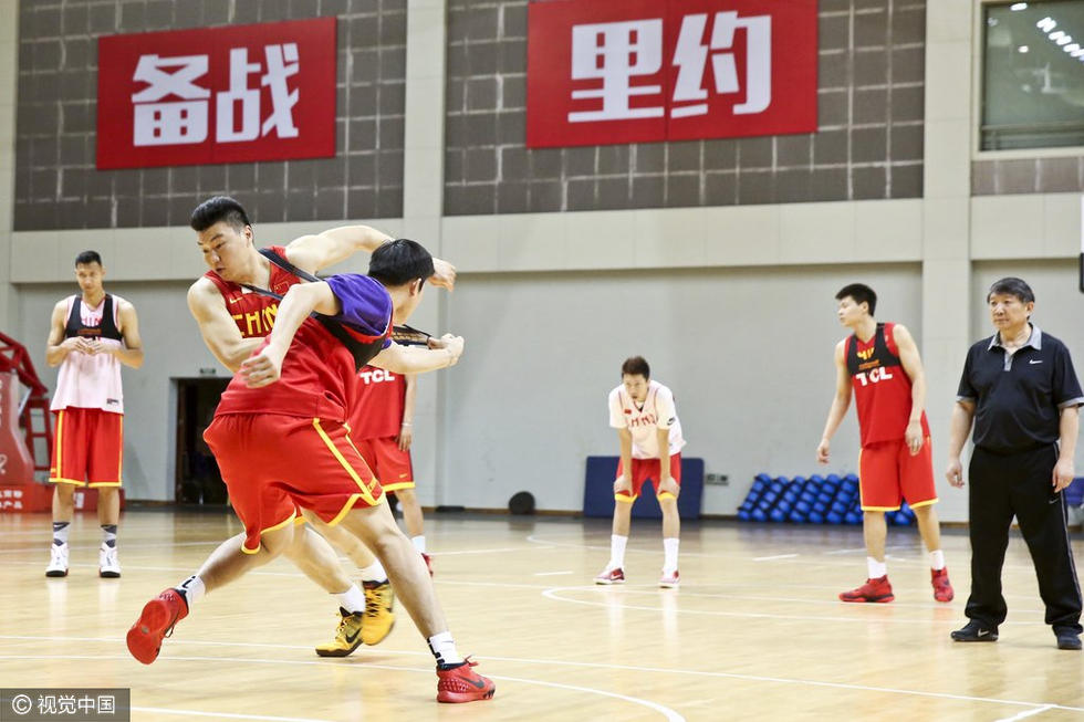 高清:易建联回归中国男篮 卖力训练肉搏李根-易