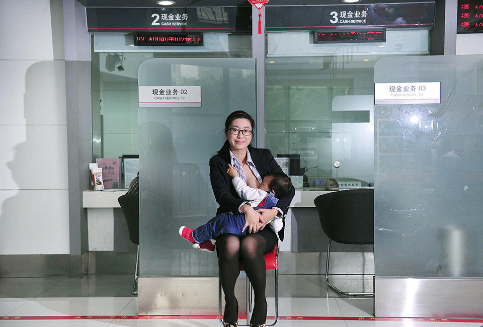 福建多名妈妈走上街头哺乳 呼吁建设哺乳室(组图)