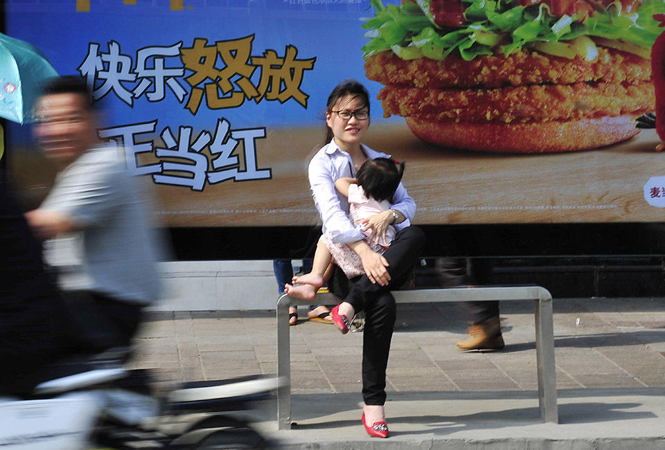 福建多名妈妈走上街头哺乳 呼吁建设哺乳室(组图)