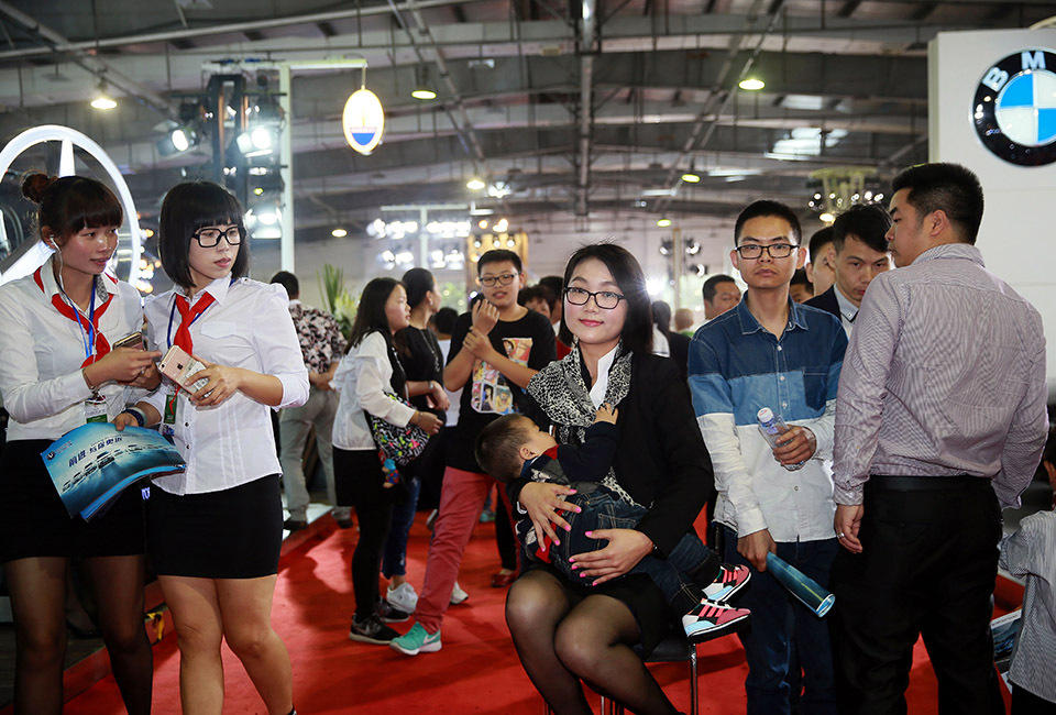 福建多名妈妈走上街头哺乳 呼吁建设哺乳室(组图)