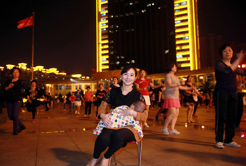 福建多名妈妈走上街头哺乳 呼吁建设哺乳室(组图)