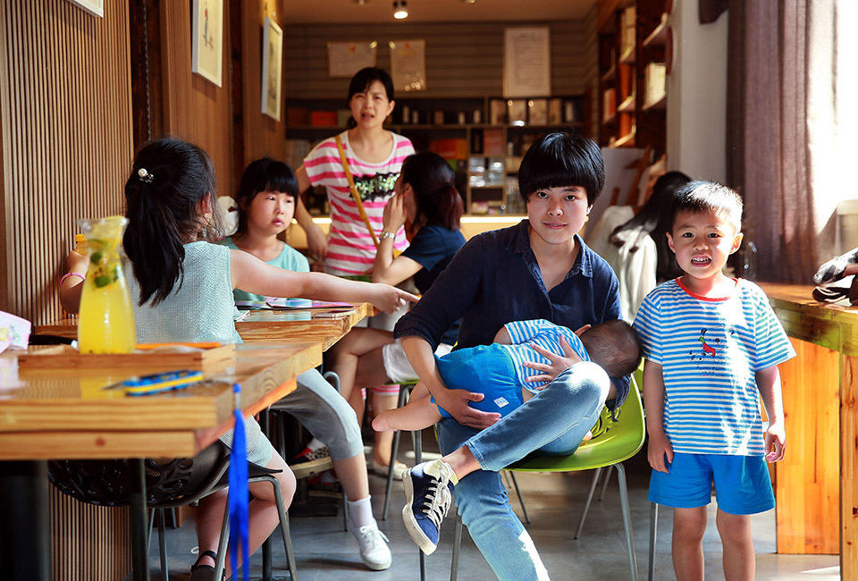 福建多名妈妈走上街头哺乳 呼吁建设哺乳室(组图)