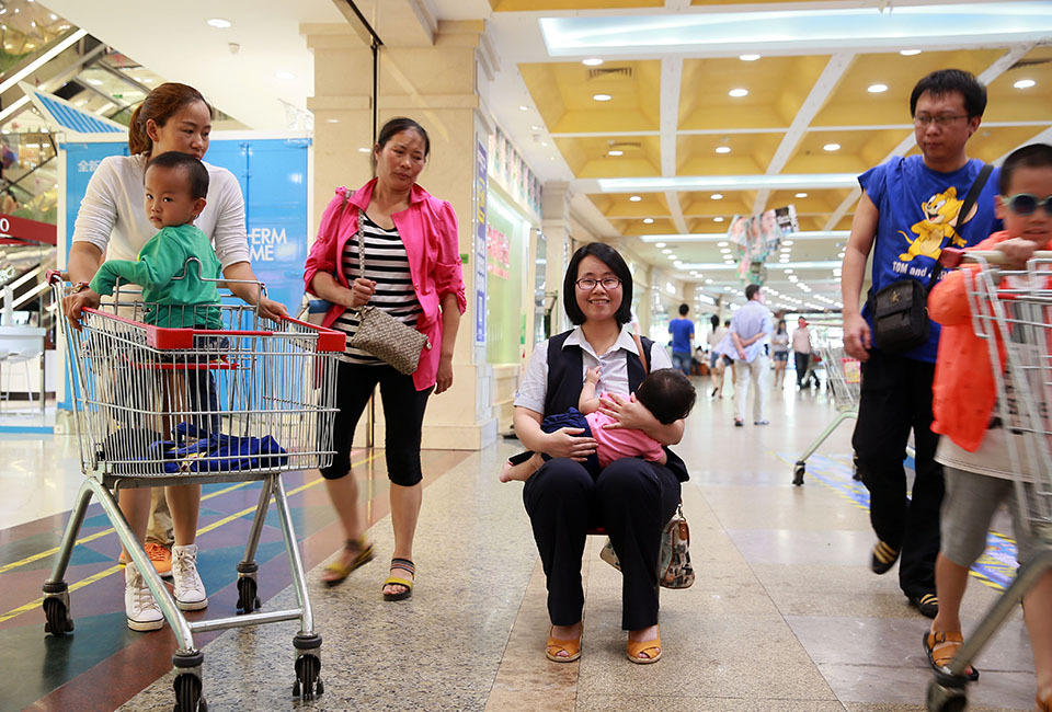 福建多名妈妈走上街头哺乳 呼吁建设哺乳室(组图)