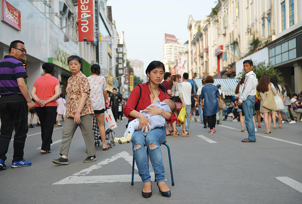 福建多名妈妈走上街头哺乳 呼吁建设哺乳室(组图)