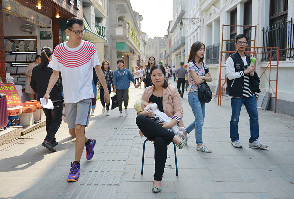 福建多名妈妈走上街头哺乳 呼吁建设哺乳室(组图)