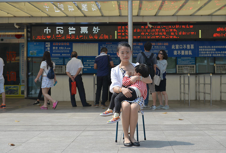 福建多名妈妈走上街头哺乳 呼吁建设哺乳室(组图)