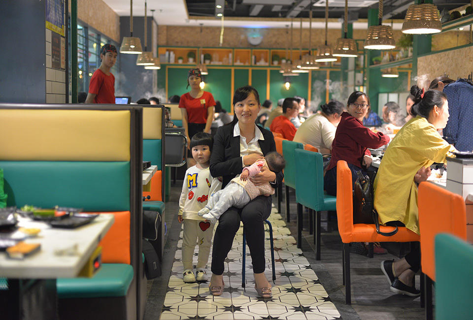 福建多名妈妈走上街头哺乳 呼吁建设哺乳室(组图)