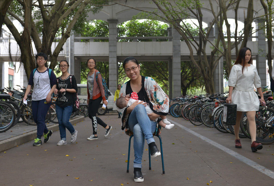 福建多名妈妈走上街头哺乳 呼吁建设哺乳室(组图)