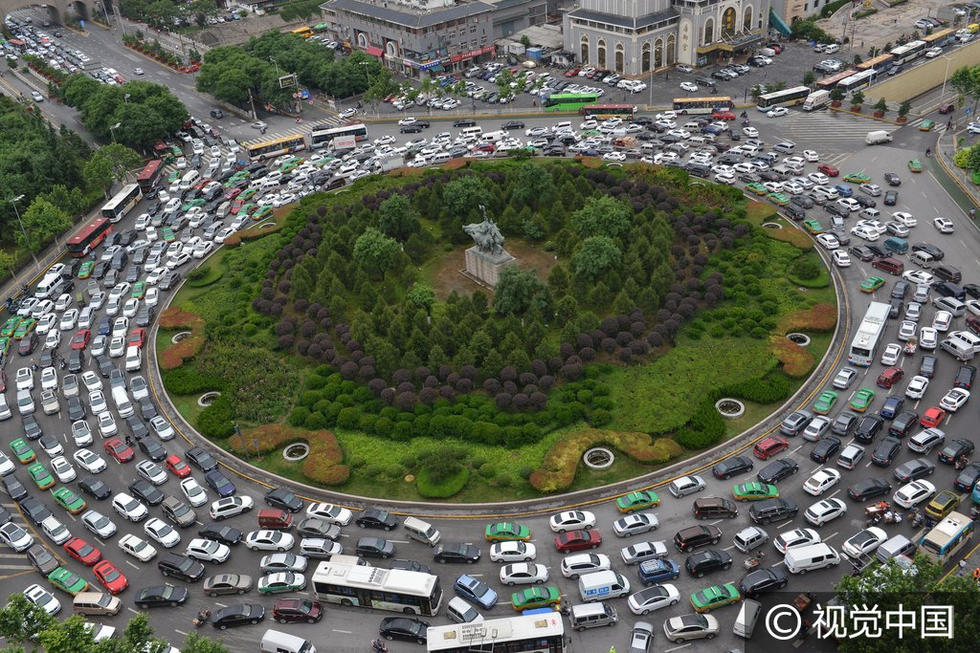 西安上班高峰道路拥堵 一转盘堵成停车场(图)