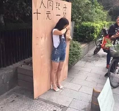 女孩当人肉靶子10元1箭 给姐姐筹钱治病(高清图)