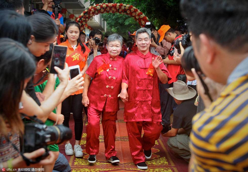 广东“麻风村”3名老人红妆打扮圆婚礼梦(组图)