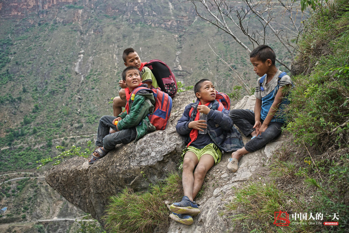 悬崖上的村庄：孩子爬藤梯上学