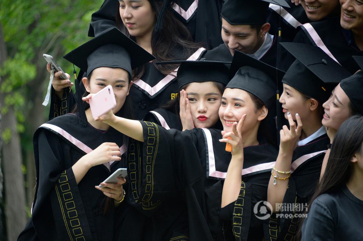 北影学生拍高颜值毕业照 俊男美女大玩自拍(组图)